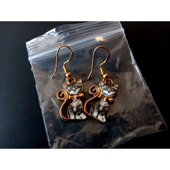 NIB Tabby Cat Charm Bow Kitty Petite Dangle Earrings w/ Gold Plated Hooks - Picture 2 of 9